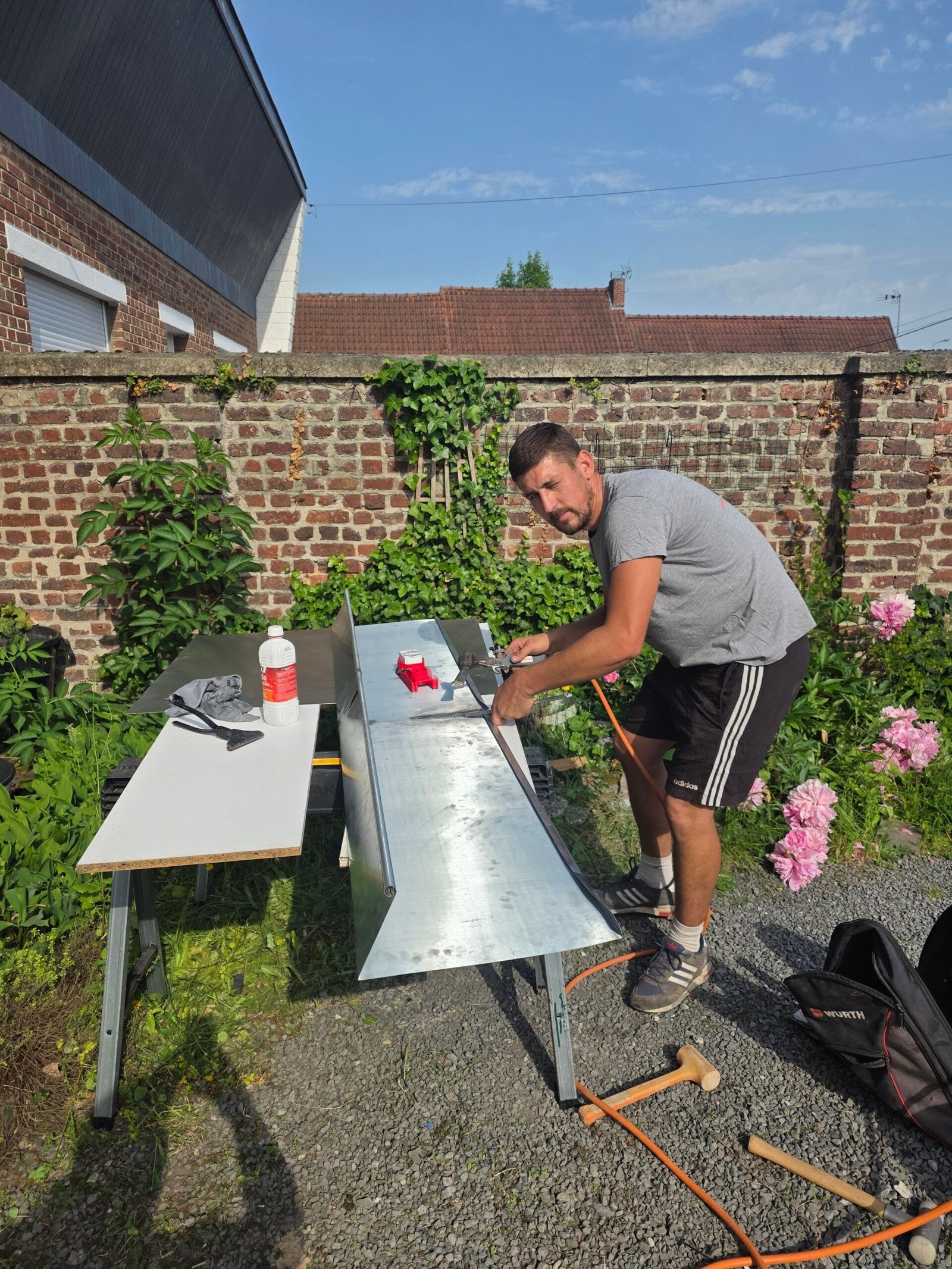 Travail de zinguerie en atelier