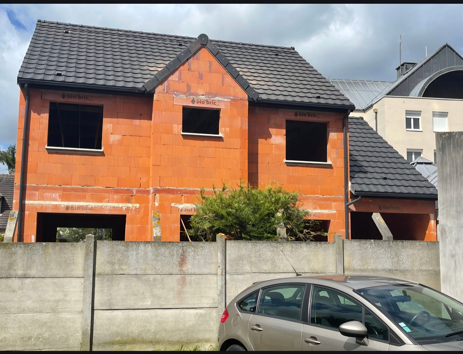 Chantier de rénovation d’une toiture en tuiles à Maing